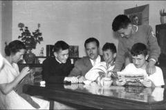 1952-8-dicembre-Paolo-con-i-genitori-ed-i-fratelli