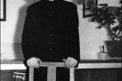 1952-8-dicembre-in-abito-clericale